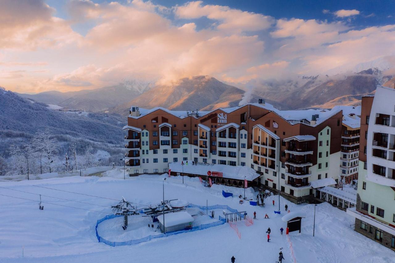 Снега отель сочи. Эсто садок горнолыжный курорт. Отель красная Поляна Ski Inn. Эсто садок зима.